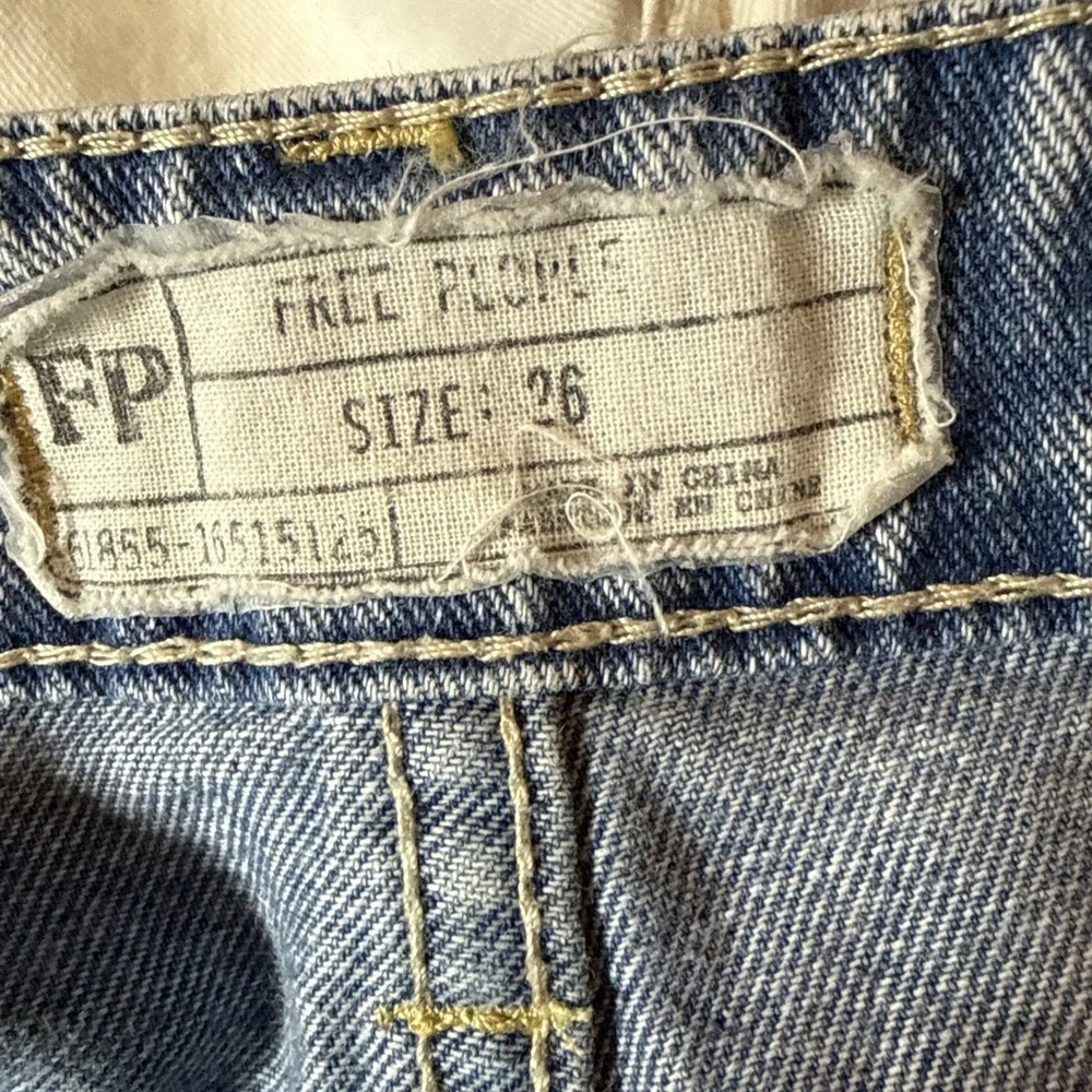 Free People Low Tide Dip Dye Bleached‎ Embroidered Jean Shorts Size 26 READ